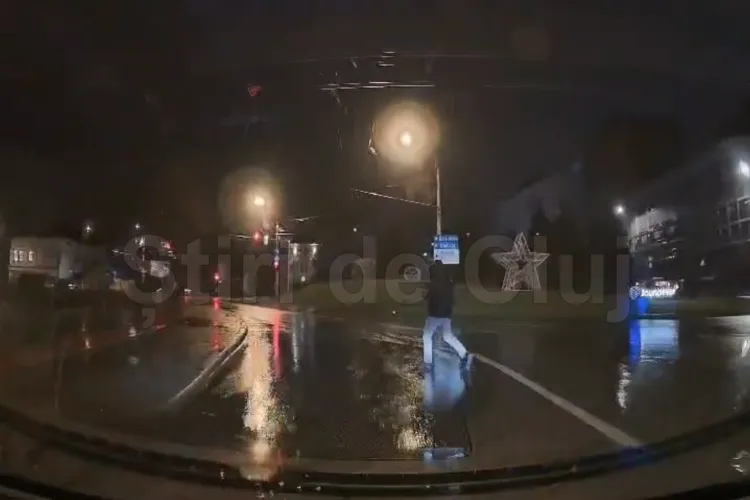 VIDEO. Pieton sfidează moartea în centrul Clujului: „Probabil vrea cu orice chip să moară: Traversează dincolo de trecere, pe roșu, fără să se asigure”! 