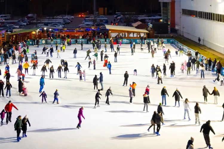 Se deschide oficial cel mai mare patinoar din Cluj-Napoca! Când are loc marele eveniment și cât e biletul de intrare pentru adulți și copii