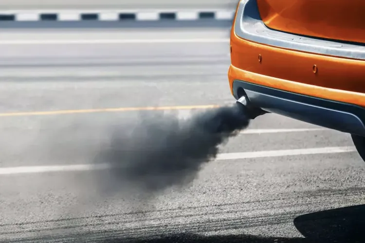 Clujul învăluit de fum negru: Mașinile diesel fără filtre de particule transformă orașul într-un pericol pentru sănătatea copiilor și șoferilor