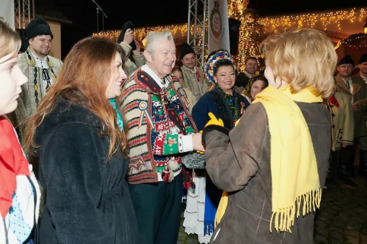 Clujul fascinează la Târgul Regal de Crăciun de la Săvârșin! Produse tradiționale și colindători aplaudați de Familia Regală