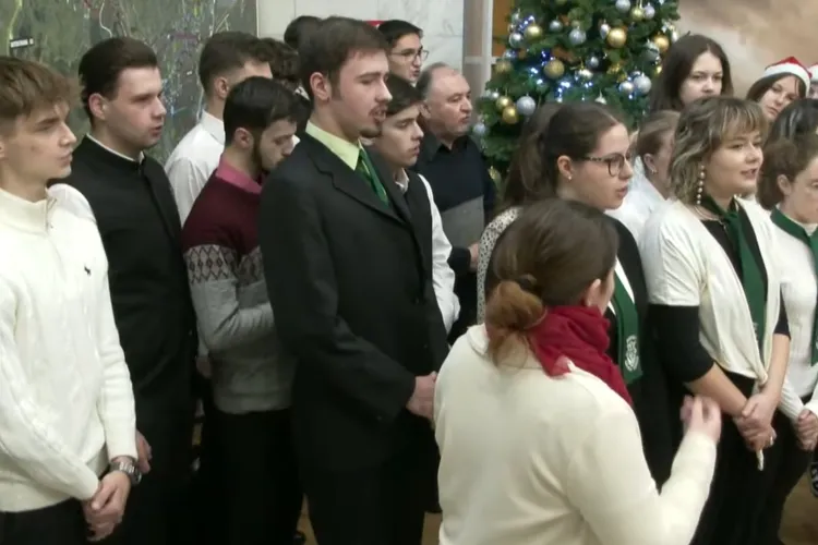 VIDEO. Moment superb la Primăria Cluj-Napoca. Colindătorii l-au încântat pe Emil Boc cu colinde în limba maghiară și limba romani