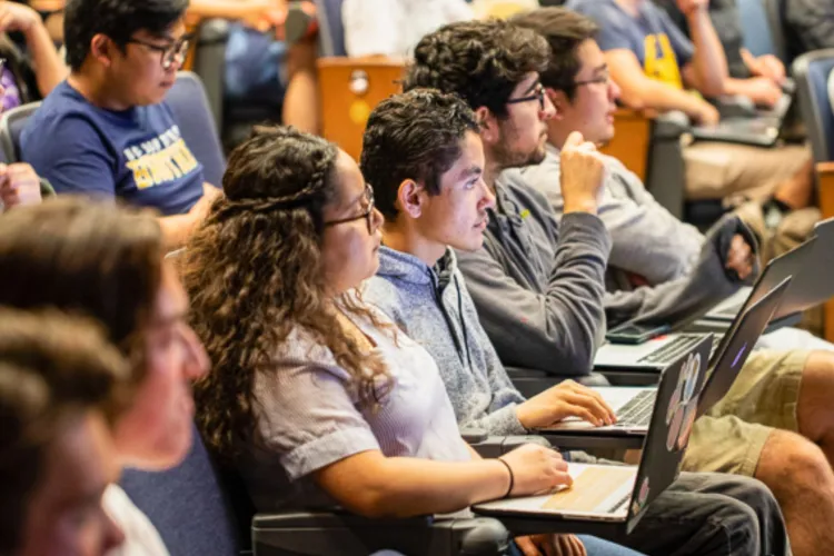 Mai multă practică pentru studenți, mai multă șansă pe piața muncii. Senatul schimbă regulile jocului în universități