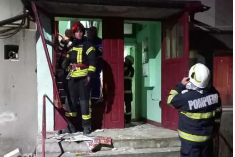 Explozie într-o garsonieră! Un bărbat de 81 de ani, transportat de urgență la spital. A fost oprită alimentația cu gaz 