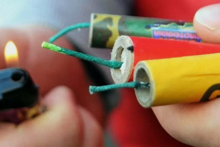 Dosar penal deschis după ce doi frați de 8 și 11 ani s-au rănit grav, jucându-se cu petarde. Au fost transportați de urgență la spital