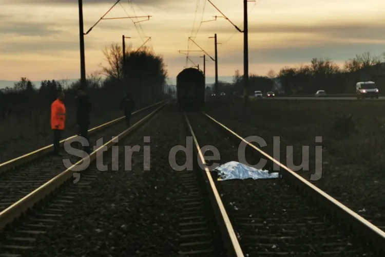 VIDEO. Imagini cutremurătoare: Tânăr lovit de tren la Jucu, Cluj. Avea doar 35 de ani. A murit pe loc. Nu s-a mai putut face nimic pentru el