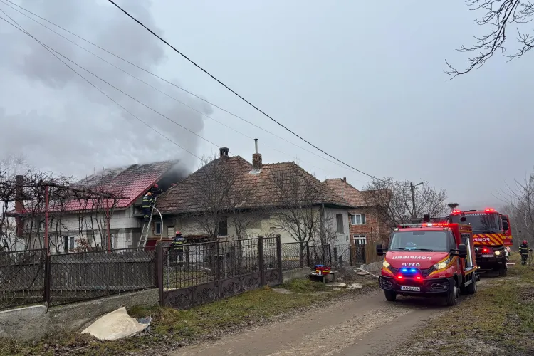 Flăcări uriașe la o casă din Cluj! Focul s-a extins pe o spurafață de 100 mp: Pompierii au intervenit de urgență cu mai multe autospeciale