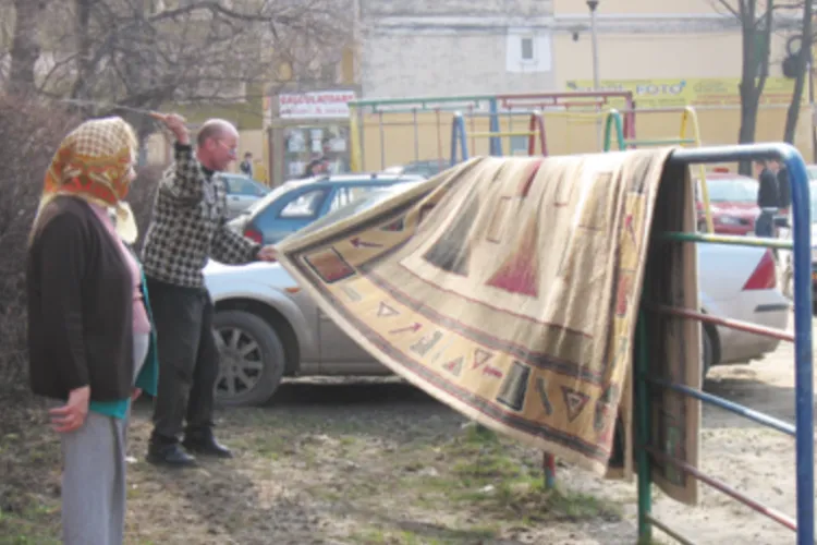 Locatarii dintr-un bloc din Cluj-Napoca cer desființarea bătătorului de covoare: „Zgomotul puternic tulbură liniștea la ore nepotrivite”