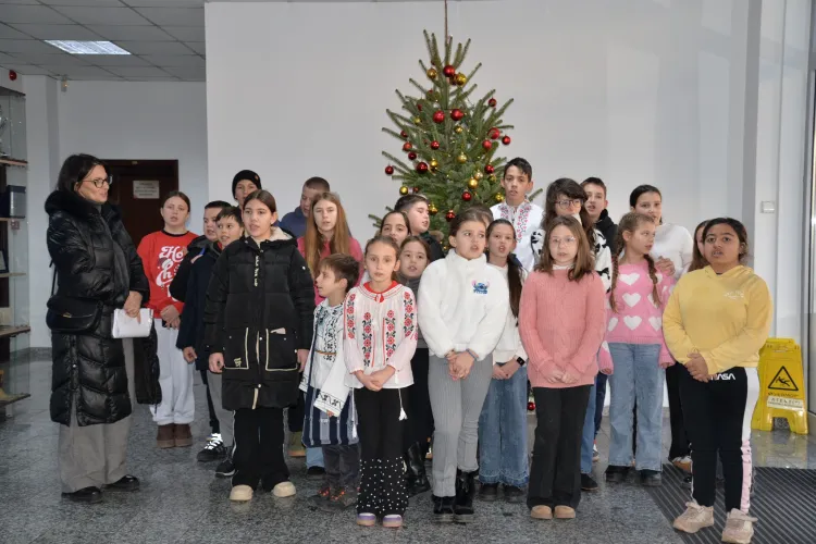 Colindători din Cluj cuceresc inimile la Consiliul Județean! Elevi și comunități transmit bucuria Nașterii Domnului