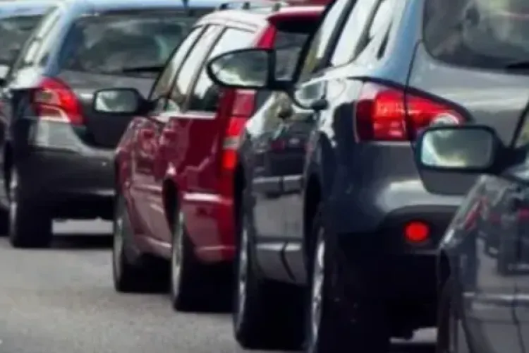 Haos pe o stradă din Cluj-Napoca! Mașinile parcate ilegal blochează tot: „Această situație persistă de ani întregi”