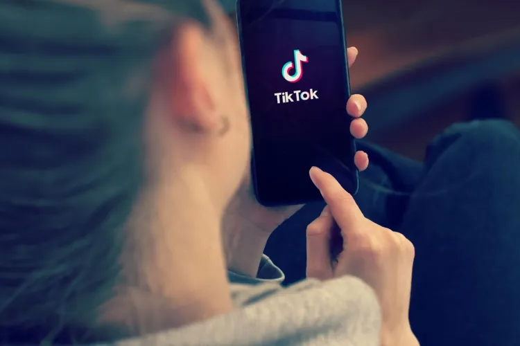 O clipă de neatenție te poate lăsa fără cont de TikTok: DNSC avertizează că hackerii au venit cu o nouă modalitate de înșelăciune pe internet