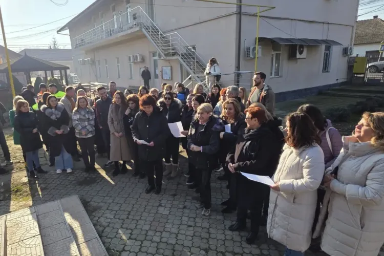 Moment special la Primăria Apahida înainte de Crăciun: Angajații au colindat-o pe primăriță și au transmis un mesaj emoționant