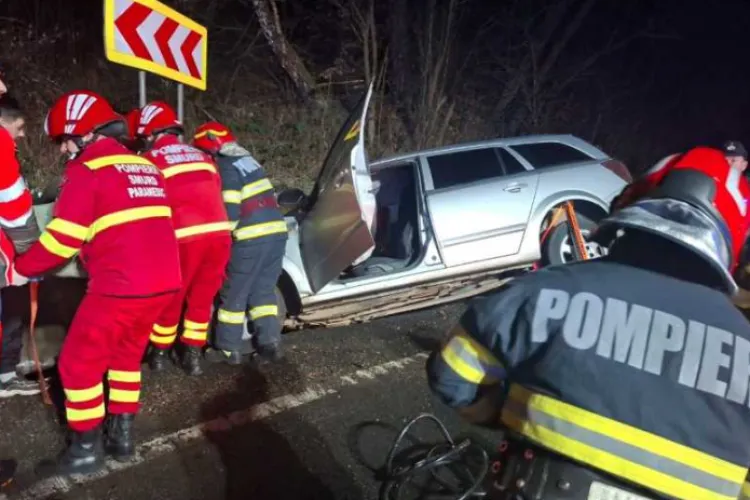 Accident grav între două mașini! O persoană a rămas încarcerată. Pompierii au intervenit de urgență 