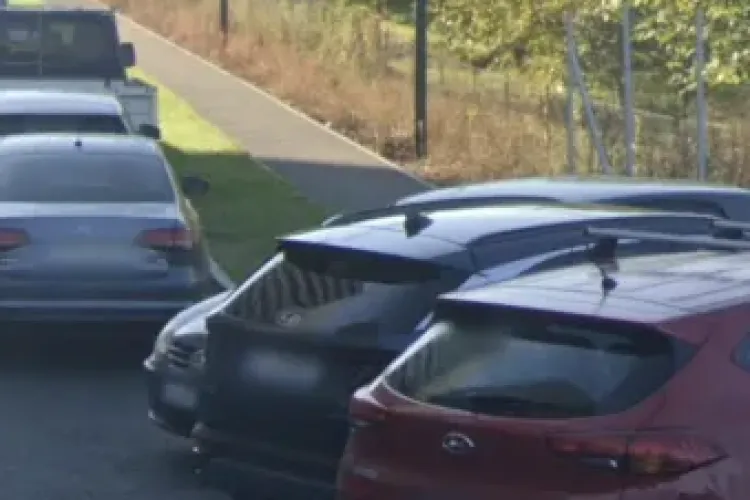 Haos pe o stradă din Cluj-Napoca! Mașini parcate ilegal blochează zilnic circulația