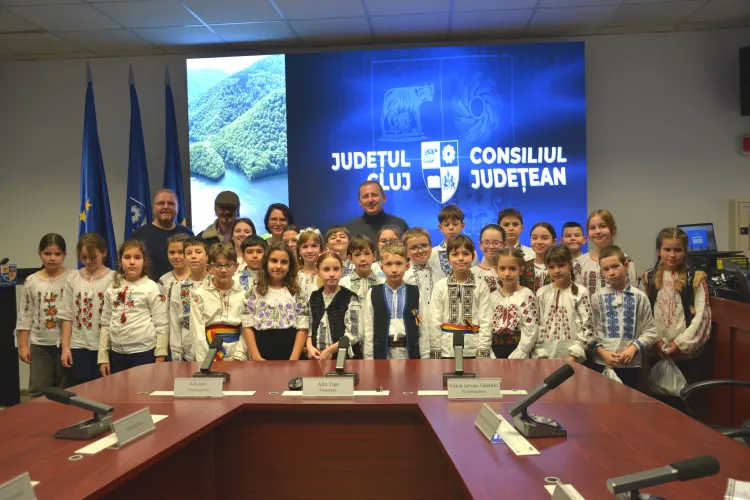 Colindele care au emoționat Consiliul Județean Cluj! Elevi de clasa a III-a au adus spiritul Crăciunului chiar în sediul instituției