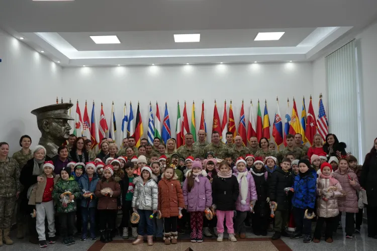 Magia sărbătorilor de iarnă adusă de elevi la o bază militară din Cluj. Pentru talentul lor, micii colindători au fost răsplătiți cu colăcei și fructe FOTO