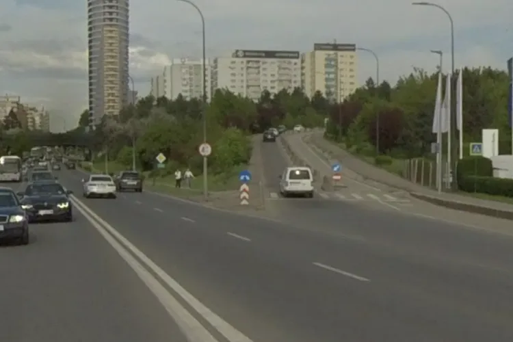 Pericol pe drumul spre Cluj! Marcajele galbene abia vizibile pun șoferii în pericol, iar virajul brusc poate provoca accidente grave