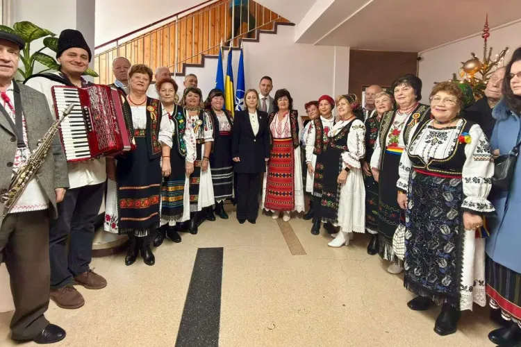 Atmosferă de Crăciun la Prefectura Cluj: Copii, liceeni și jandarmi au colindat instituția în prag de sărbători