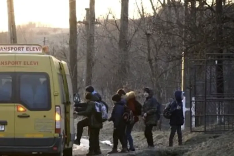 Navetiștii clujeni cu abonamente lăsați pe marginea drumului în frig! Un singur autocar este prea puțin pentru sutele de oameni care vin la muncă