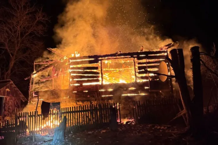 Incendiu devastator! O casă a fost mistuită de flăcări, iar o femeie a fost găsită moartă în locuință