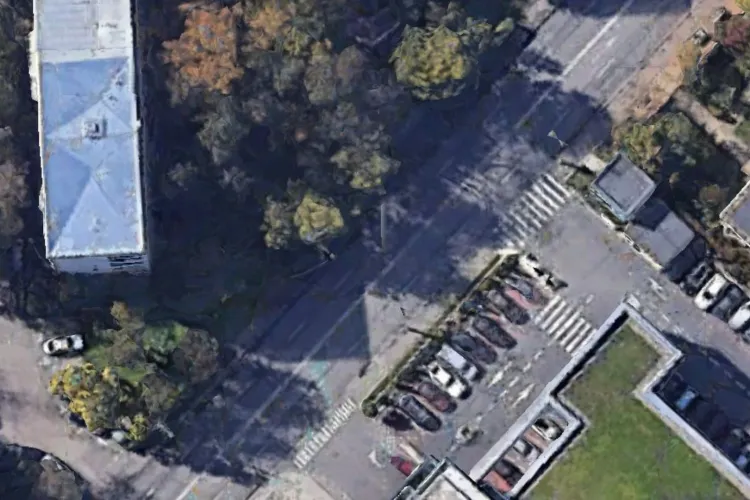 O zonă extrem de intens circulată din Cluj a devenit „joc de noroc” pentru unii clujeni: Aceștia fac slalom printre mașini, sunt neatenți și aleargă