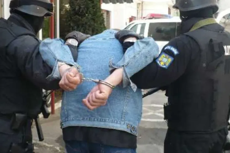 Incident grav în Cluj: Un bărbat de 64 de ani a intrat prin efracție în locuința soției sale, a agresat-o, apoi i-a furat o sumă mare de bani și bijuterii 