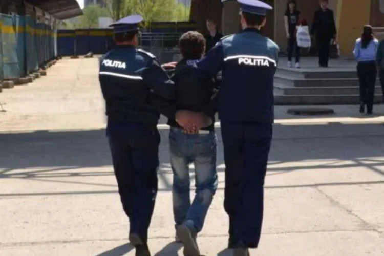 Violență între elevi, la Cluj-Napoca. Doi minori, cercetați penal după o serie de agresiuni și amenințări. Un coleg de clasă le-a fost victimă