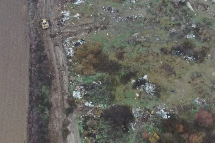 O primărie a vrut să scape de tone de gunoaie împingându-le cu buldozerul pe un câmp. Au fost prinși „live” de dronele Gărzii de Mediu. Ce a urmat