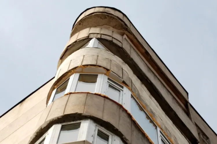 Pericol pe o stradă din Cluj-Napoca! Bucăți de ciment cad de pe un zid degradat: „Pot produce deteriorări semnificative”