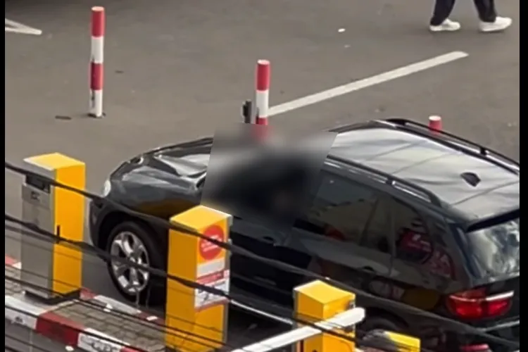 VIDEO. Scandal la un magazin din Cluj! Șofer de BMW claxonează 10 minute în parcare și înjură un bărbat care îl roagă să se oprească