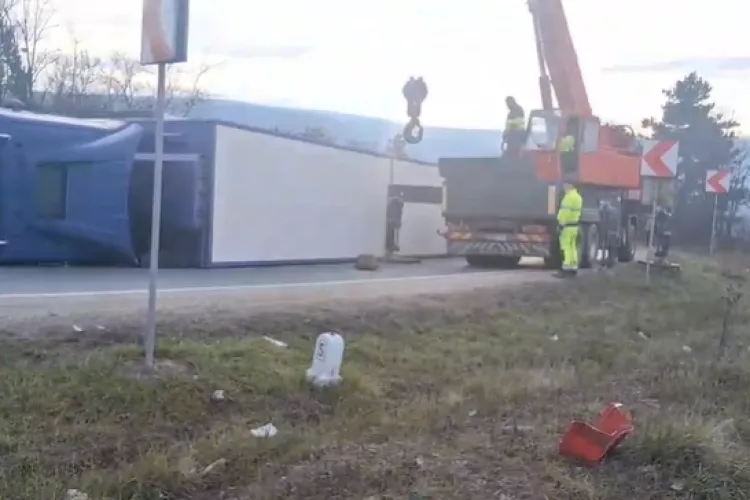 Pompierii se luptă de ore întregi să repună pe roți TIR-ul care s-a răsturnat cu 200 de porci. În ce stare se află șoferul VIDEO 