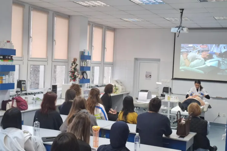 Farmacia viitorului, prezentată la UMF Cluj! Studenții, față în față cu inteligență artificială și medicamente imprimate 3D FOTO