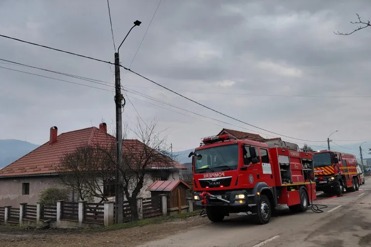 Un incendiu a izbucnit la o casă din Cluj! Flăcările au cuprins o cameră și holul locuinței. Pompierii au intervenit de urgență 