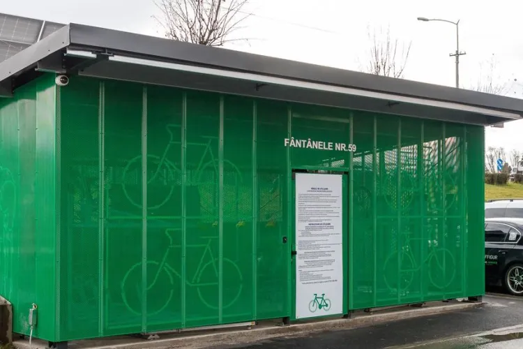 Parcare de biciclete blocată în Cluj-Napoca! De 3 luni fără curent pe strada Fântânele, iar clujenii nu-și pot scoate bicicletele