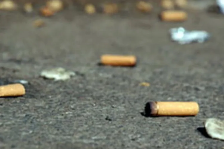 Un trotuar s-a transformat în coș de gunoi pentru unii clujeni: Mucuri de țigară, șervețele și alte obiecte aruncate la voia întâmplării, pe stradă