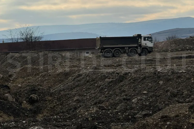 VIDEO. Situație critică pe un teren din Cluj: Depozitările de pământ și deșeuri din construcții ridică terenul și amenință structura caselor din zonă