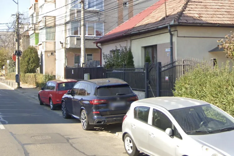 Pericol în Cluj! Mașinile parcate neregulamentar blochează vizibilitatea șoferilor și accesul pietonilor. Locuitorii cer măsuri urgente!