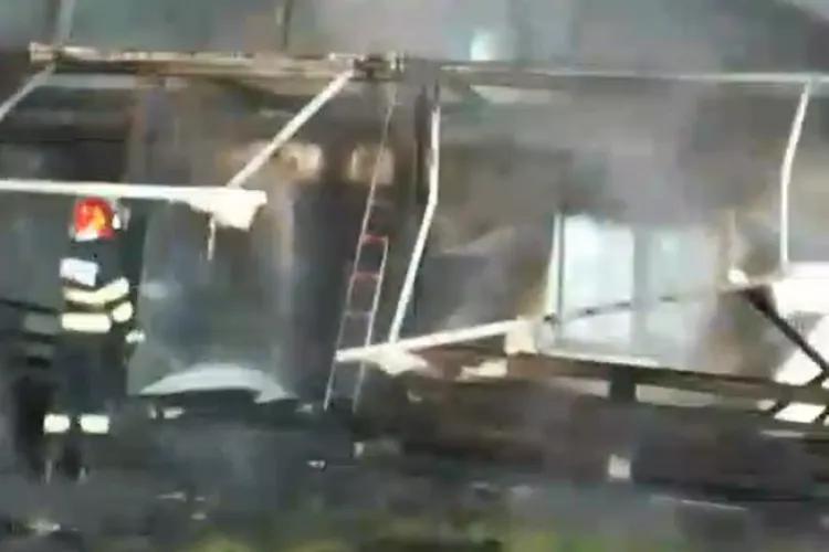 Eroii de lângă noi! O femeie și-a salvat mama imobilizată la pat dintr-un incendiu devastator. Ambele femei au fost transportate de urgență la spital