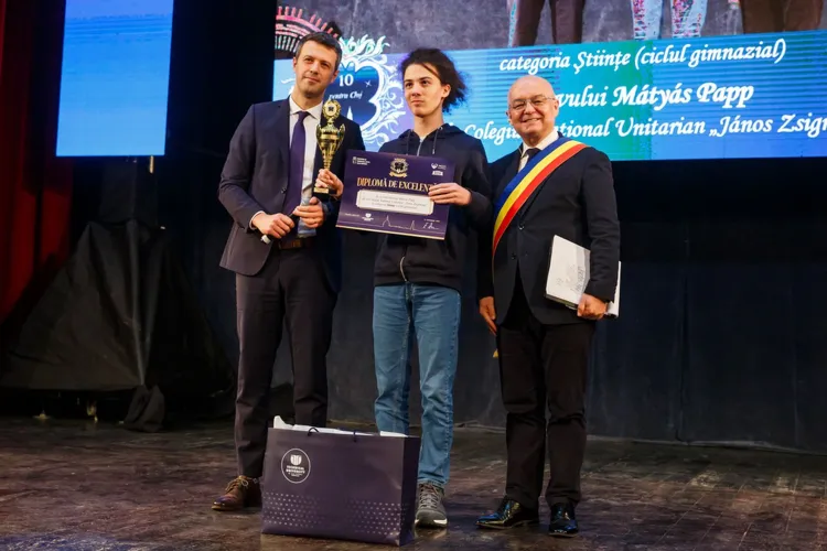 Matyas este mândria comunității maghiare din Cluj. Elevul a fost felicitat de viceprimarul Olah Emese după ce a fost premiat la Gala de Excelență 