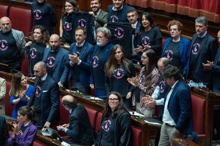 „Vocea mea, alegerea mea”: Parlamentul European deschide astăzi drumul către avort sigur și accesibil în Uniunea Europeană!