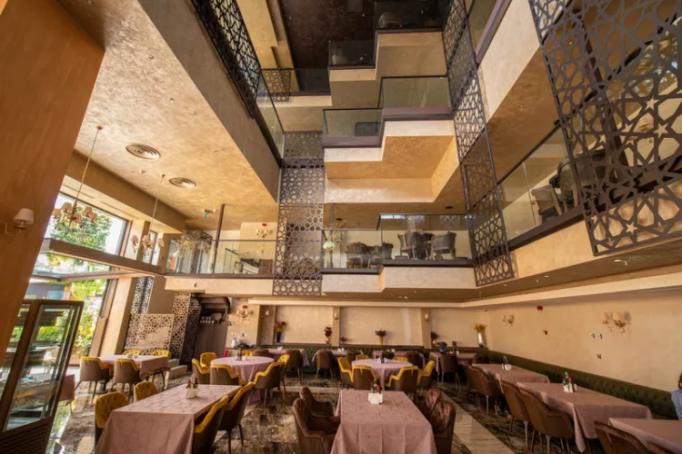 Restaurant libanez la Cluj. Fenice Palas aduce experiența orientală autentică la Cluj-Napoca, într-un spațiu elegant cu un design sofisticat 