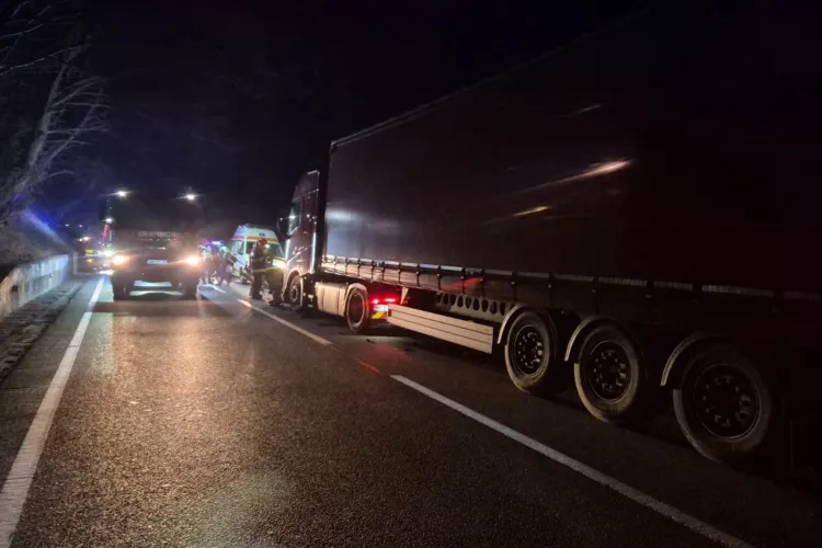 Cum s-a produs tragicul accident din Cluj care a implicat o mașină, un TIR și un microbuz: Un tânăr de 29 de ani rămas încarcerat și a murit