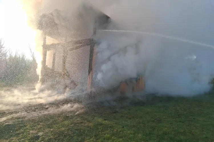 O cabană din Cluj a fost mistuită de foc în această dimineață: Pompierii s-au luptat cu flăcările care au dus la pagube materiale serioase