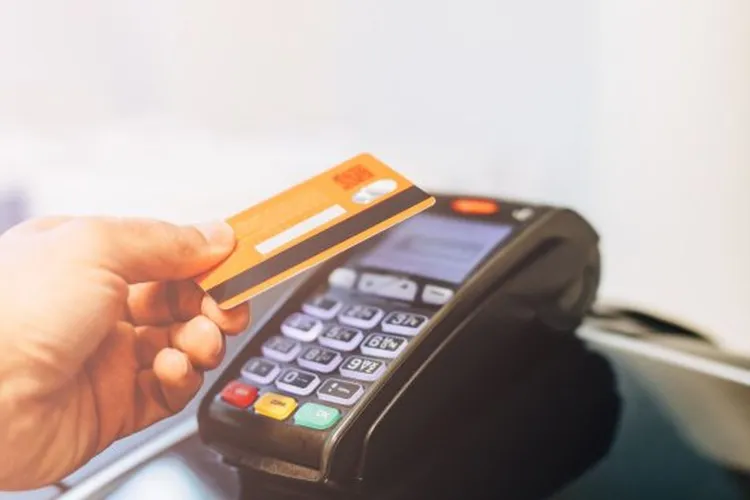 Plata cu cardul devine obligatorie pentru toți comercianții din România de la 1 ianuarie 2026. Lovitura este puternică pentru magazinele mici