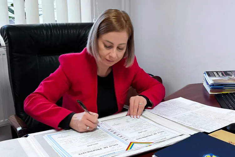 Ajun de Crăciun cu vești bune în Cluj! 32 de titluri de proprietate au fost semnate de prefect: „Este un moment important”