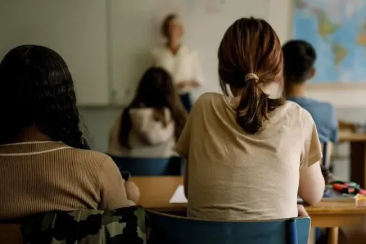 Scene greu de imaginat într-o școală! O profesoară își amenința elevii că le taie degetele dacă nu sunt cuminți