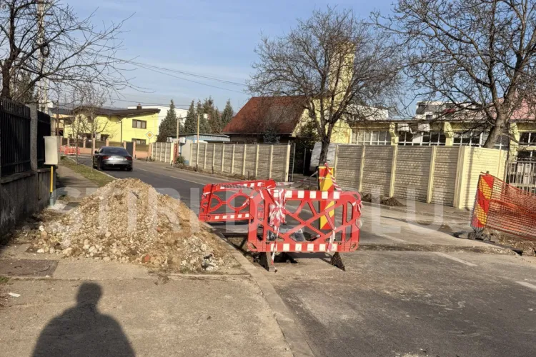 De ce a fost spart asfaltul de pe o stradă din Cluj la doar 10 zile de la asfaltare? Primăria clarifică: „A fost doar o procedură standard”