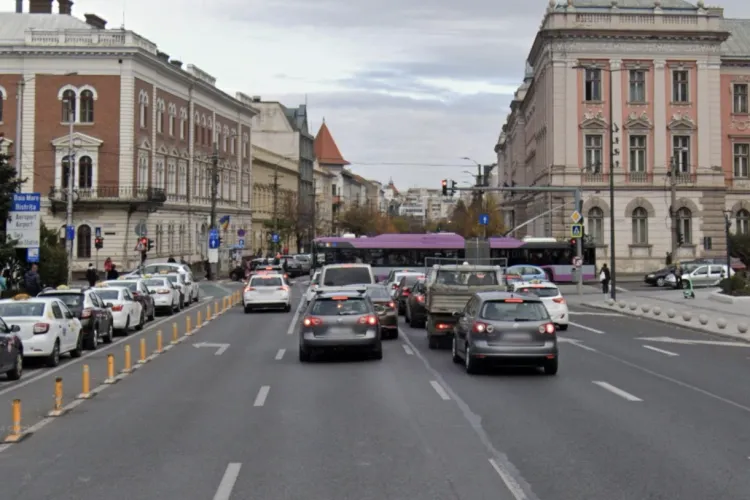 Ignoranța totală a unor șoferi putea să ducă la o tragedie în centrul Clujului! Două mașini au trecut la limită de pietonii care treceau pe verde