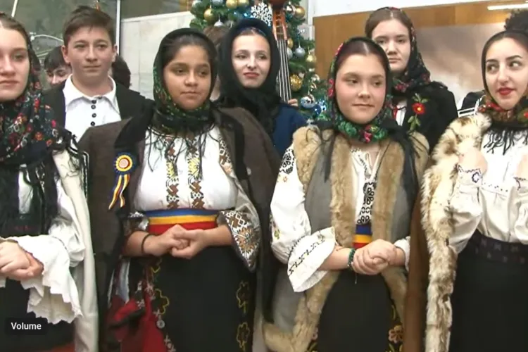 VIDEO. Moment superb la Primăria Cluj-Napoca. Colindătorii l-au vizitat pe Emil Boc înainte de ședință: „Așteptăm cu drag și colindătorii în limba maghiară