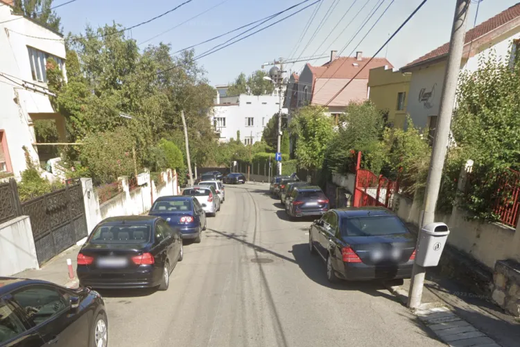 Trotuar „dispărut” pe o stradă din Cluj! Mașinile blochează complet o stradă din oraș, clujenii cer stâlpișori și sens unic