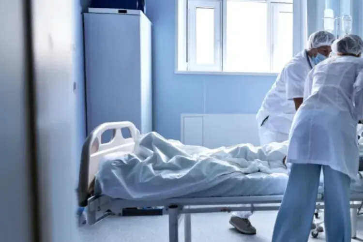 Colegiul Medicilor din România reacționează după moartea unui chirurg de 48 de ani chiar în timp ce se afla într-un consult cu un pacient: „Și medicii mor”